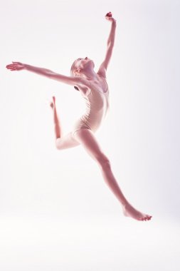 Genç heyecanlı kız stüdyoda atlama