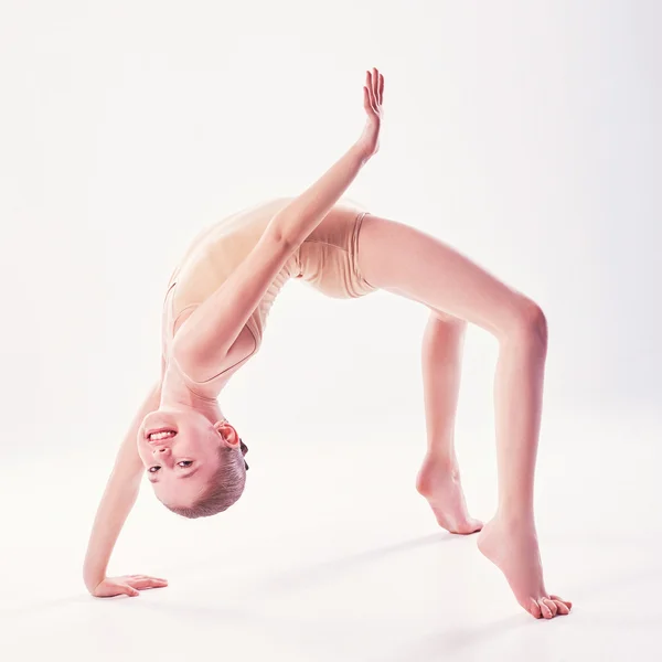 Kleines Mädchen Akrobatin. Übungen. Fitness — Stockfoto