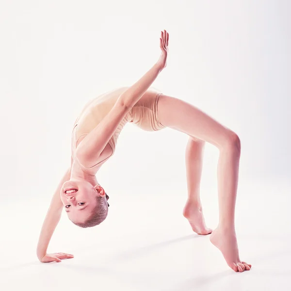 Uma menina acrobata. exercícios. aptidão — Fotografia de Stock