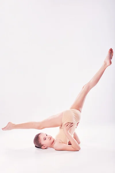 Mała dziewczynka programu acrobat. ćwiczenia. fitness — Zdjęcie stockowe