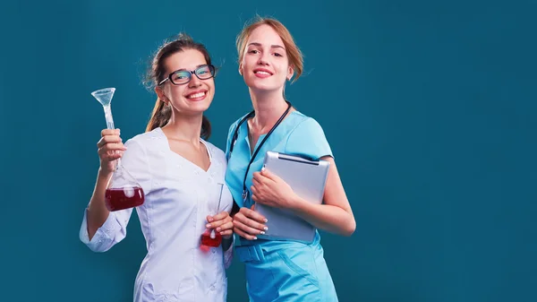 Duas mulheres de negócios tendo discussão no escritório — Fotografia de Stock