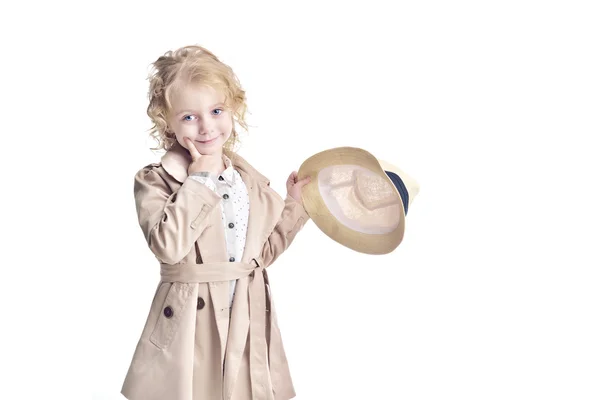 Criança elegante. Menina loira em uma capa de chuva elegante e chapéu . — Fotografia de Stock