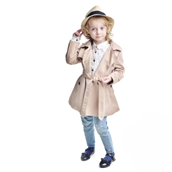 Divatos gyermek. Szőke lány egy elegáns esőkabátot és kalapot. — Stock Fotó