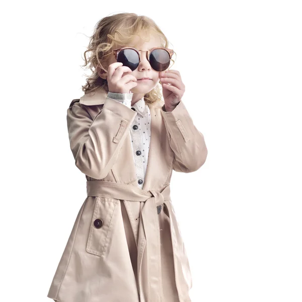 Fashionabla barn. Blond tjej med glasögon — Stockfoto