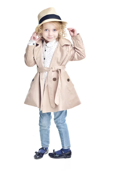 Fashionabla barn. Blond tjej i en snygg regnrock och hatt. — Stockfoto