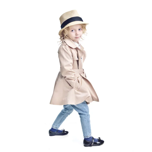 Divatos gyermek. Szőke lány egy elegáns esőkabátot és kalapot. — Stock Fotó