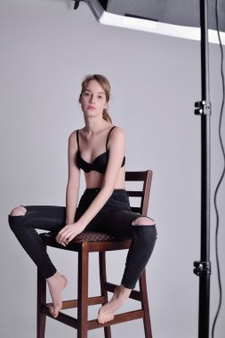 Yüksek moda bakmak. güzel seksi şık genç kız modeli siyah sihir portresi