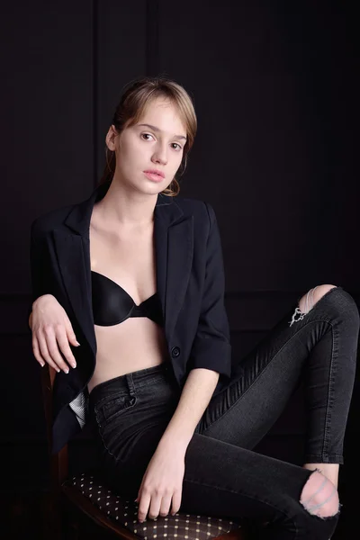 높은 패션 보세요입니다. 블랙에서 아름 다운 섹시 한 세련 된 젊은 여자 모델의 매력 초상화 — 스톡 사진