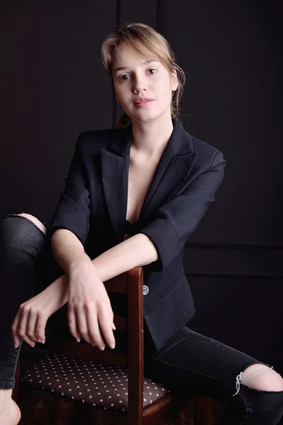 Look di alta moda. ritratto glamour di bella sexy elegante ragazza modello in nero — Foto Stock