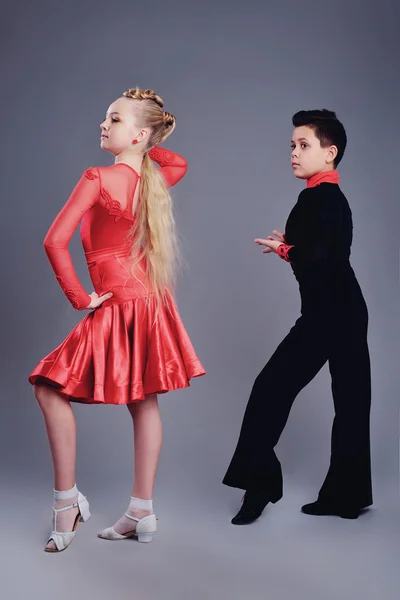 Deux beaux enfants dansant danse salle de bal sport — Photo