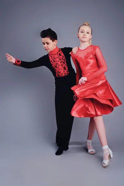 Dwa piękne dzieci taniec towarzyski taniec sportowy — Zdjęcie stockowe
