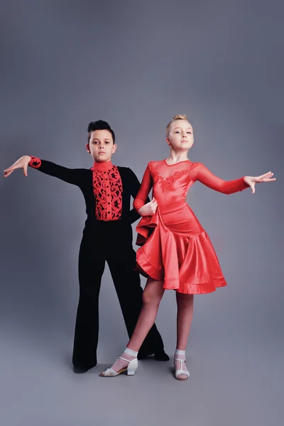Deux beaux enfants dansant danse salle de bal sport — Photo