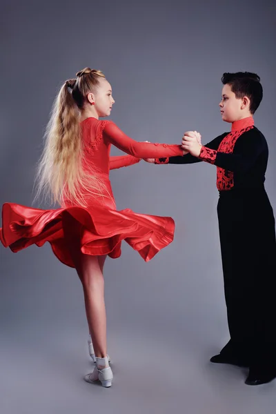 Deux beaux enfants dansant danse salle de bal sport — Photo