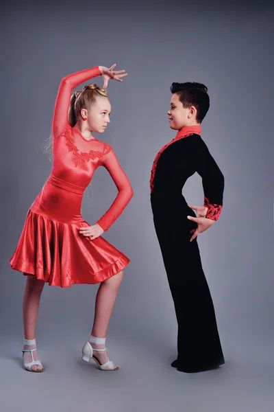 Deux beaux enfants dansant danse salle de bal sport — Photo