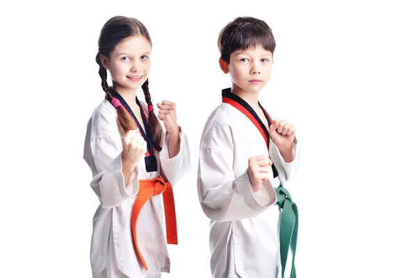 Deux enfants athlètes art martial taekwondo entraînement — Photo