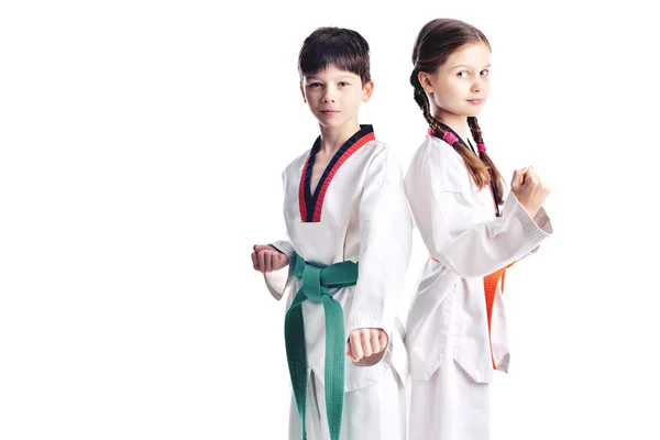 Deux enfants athlètes art martial taekwondo entraînement — Photo