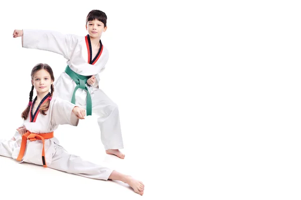 Due bambini atleti di arte marziale taekwondo formazione — Foto Stock