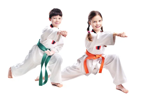 Due bambini atleti di arte marziale taekwondo formazione — Foto Stock