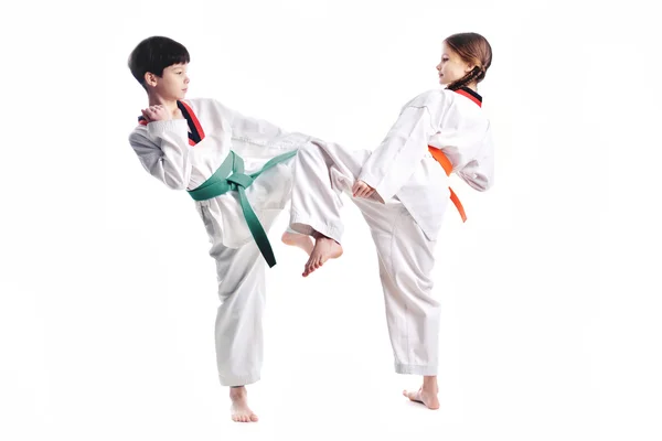 Deux enfants athlètes art martial taekwondo entraînement — Photo