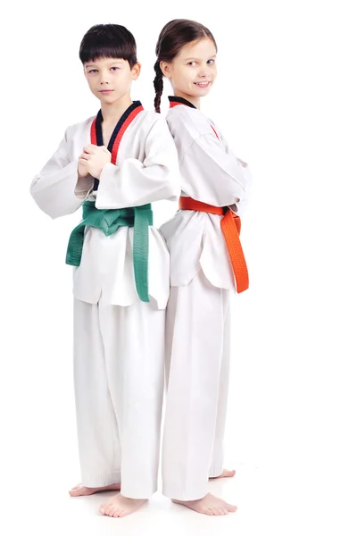 Dos niños atletas artes marciales taekwondo entrenamiento — Foto de Stock