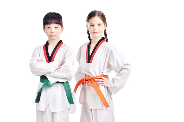 Deux enfants athlètes art martial taekwondo entraînement — Photo