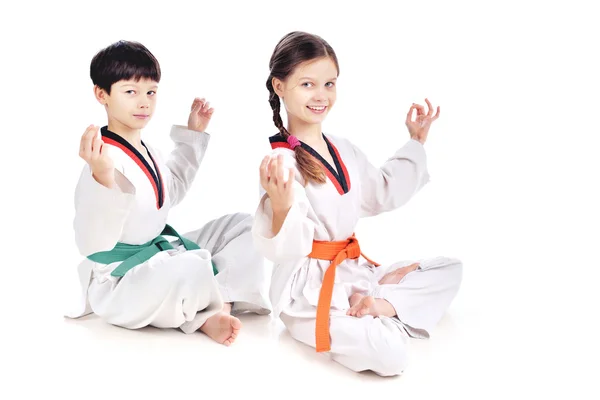 Deux enfants athlètes art martial taekwondo entraînement — Photo