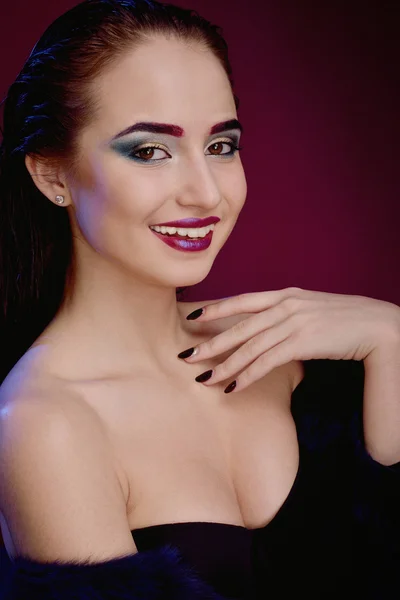 Primeros planos de modelo hermoso con maquillaje brillante de moda — Foto de Stock