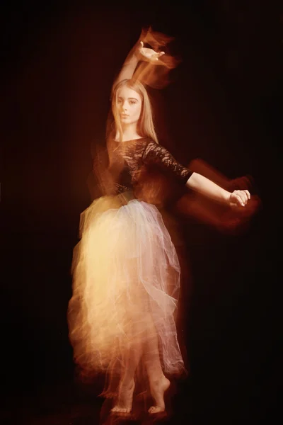 Young beautiful dancer girl dancing and jumping, studio — Stock Photo, Image