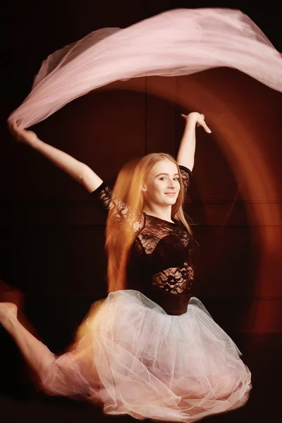 젊은 아름 다운 댄서 여자 댄스와 점프, 스튜디오 — 스톡 사진