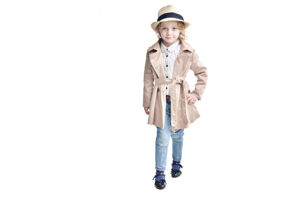 Модный ребенок. Блондинка в стильном плаще и шляпе
.