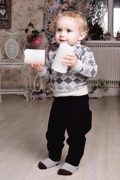 Niño jugando en la habitación — Foto de Stock