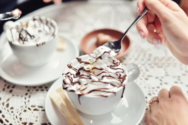 Duygusal Düğün çifti birlikte eğleniyor Cafe.