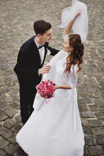 Happy bride and groom on their  wedding — Stock Photo, Image