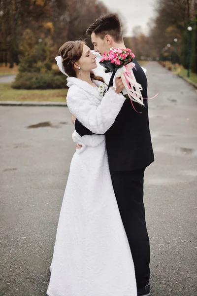 Happy bride dan pengantin pria pada pernikahan mereka — Stok Foto