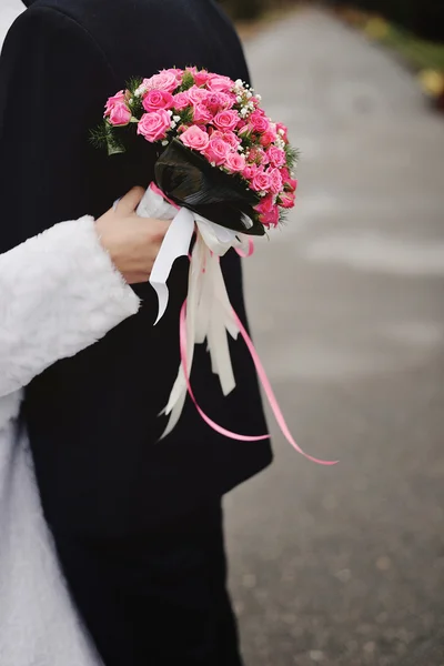 Glückliche Braut und Bräutigam zur Hochzeit — Stockfoto