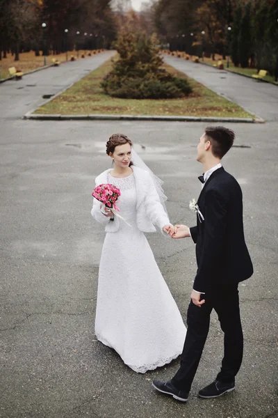 Mutlu gelin ve damat düğünlerinde — Stok fotoğraf