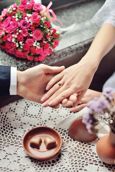 Emotionales Hochzeitspaar im Café hat Spaß zusammen. — Stockfoto