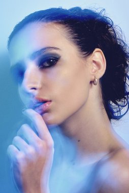 güzel bir akşam makyaj ile genç kız