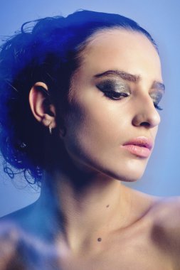 güzel bir akşam makyaj ile genç kız