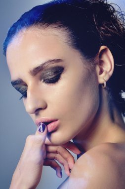 güzel bir akşam makyaj ile genç kız