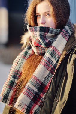 Sokakta bir eşarp kız modeli