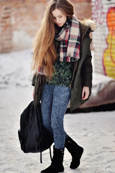 Modèle fille sur vêtements de rue et un sac à dos — Photo