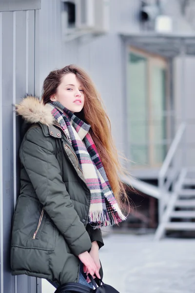 Chica modelo en ropa de calle y una mochila — Foto de Stock