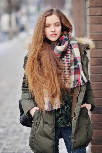 Modèle fille sur vêtements de rue et un sac à dos — Photo