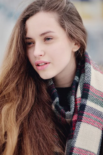 Model dívka na ulici, na sobě šátek — Stock fotografie