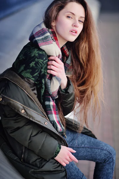 Lány modell utcán ruhát és egy hátizsák — Stock Fotó