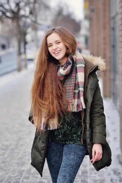 Chica modelo en ropa de calle y una mochila — Foto de Stock