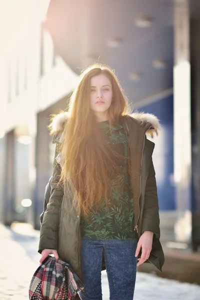Modelo de menina em roupas de rua e uma mochila — Fotografia de Stock