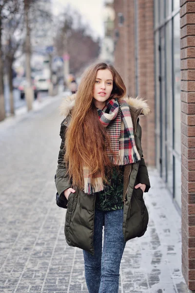 Chica modelo en ropa de calle y una mochila — Foto de Stock