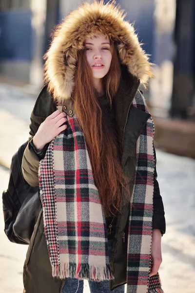 Chica en la calle con una bufanda — Foto de Stock